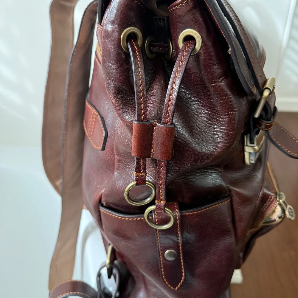 Artisan Craftsmanship made in Italy. Full Grained Leather backpack.